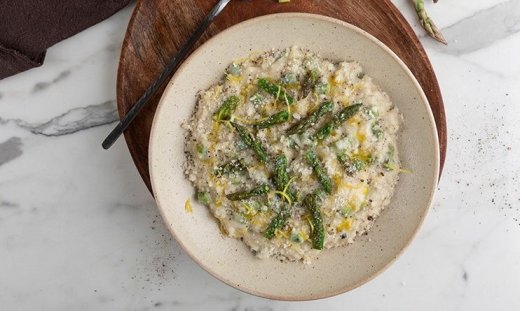 Ριζότο με σπαράγγια από τον Άκη Πετρετζίκη