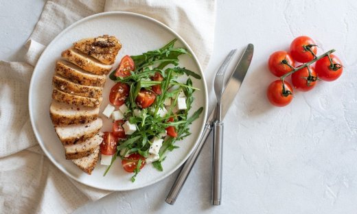 Φιλέτο κοτόπουλο με τοματίνια και πράσινη σαλάτα