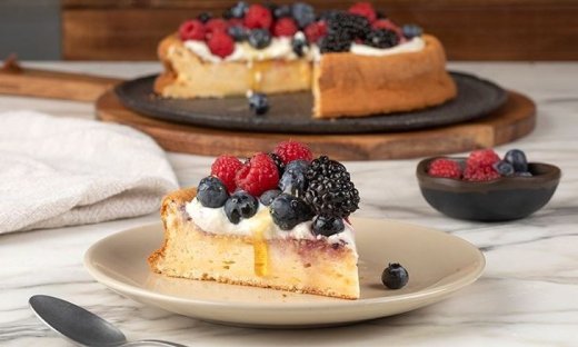 Κέικ με ελαιόλαδο και frosting γιαουρτιού από τον Άκη Πετρετζίκη