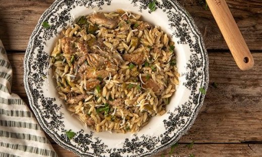 Κριθαράκι με κοτόπουλο και κολοκυθάκια από τον Άκη Πετρετζίκη