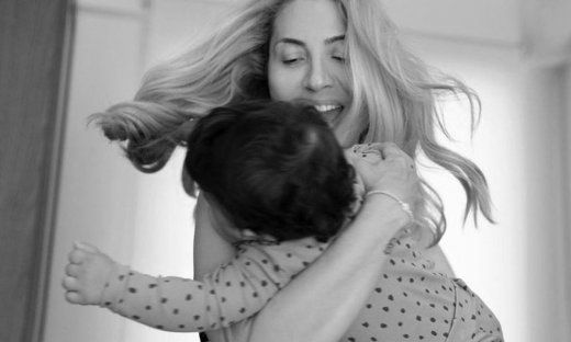 Η Μαρία Ηλιάκη συγκινεί μιλώντας για τη μητέρα της και μοιράζεται τα όνειρά της για την κόρη της