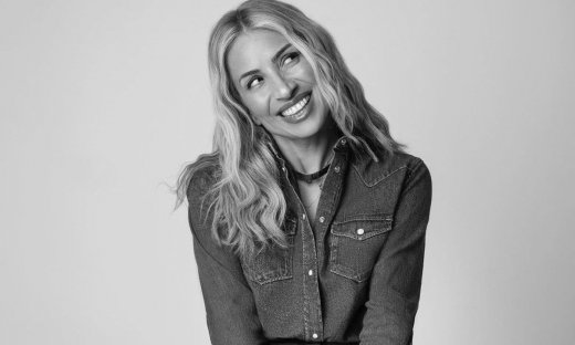 Μαρία Ηλιάκη: Το τζιν παντελόνι της δείχνει τα πόδια πανύψηλα και τονίζει τέλεια τη μέση