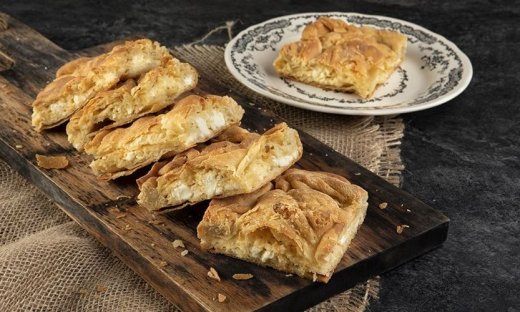 Η τυρόπιτα της μαμάς του Άκη Πετρετζίκη