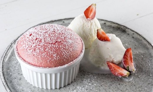 Σουφλέ φράουλας από τον Άκη Πετρετζίκη!