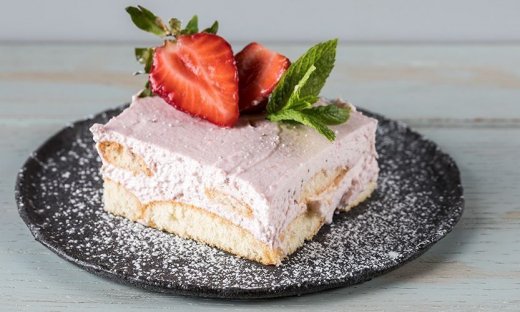 Εύκολο γλυκό ψυγείου με φράουλες από τον Άκη Πετρετζίκη!