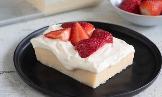 Καλοκαιρινό γλυκό ψυγείου με φράουλες από τον Άκη Πετρετζίκη!