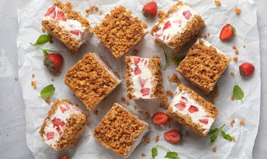 Παγωτό σάντουιτς με εύκολο crumble και φράουλες από τον Άκη Πετρετζίκη
