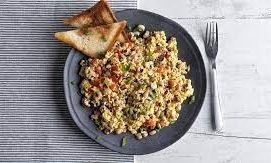 Scrambled eggs με μαυρομάτικα φασόλια από τον Άκη Πετρετζίκη!