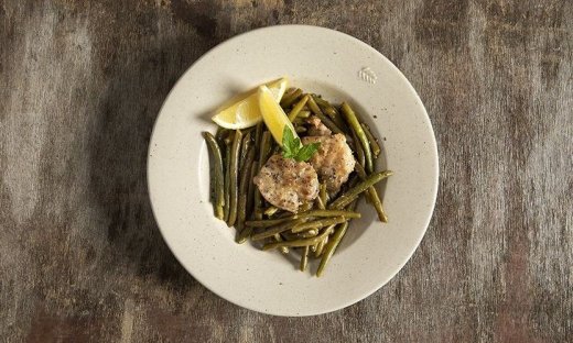 Κοτόπουλο λεμονάτο με φασολάκια από τον Άκη Πετρετζίκη