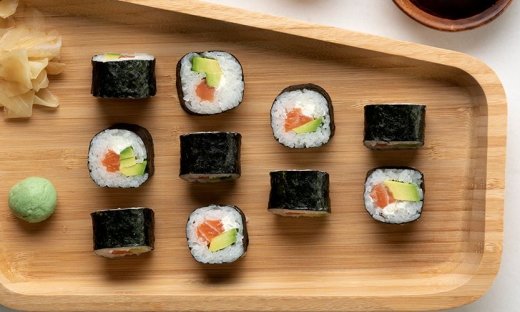 Sushi rolls με σολομό και τόνο από τον Άκη Πετρετζίκη