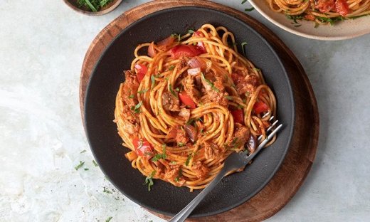 Μακαρονάδα με καπνιστό τόνο και κόκκινη σάλτσα από τον Άκη Πετρετζίκη!