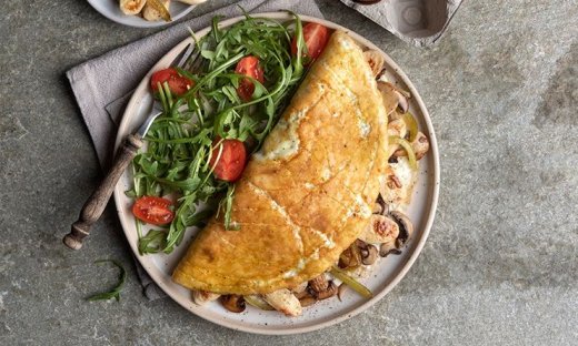 Ομελέτα με ασπράδια και λουκάνικο κοτόπουλου από τον Άκη Πετρετζίκη!