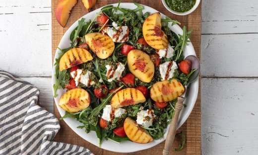 Σαλάτα με ψητά νεκταρίνια και ανθότυρο από τον Άκη Πετρετζίκη!