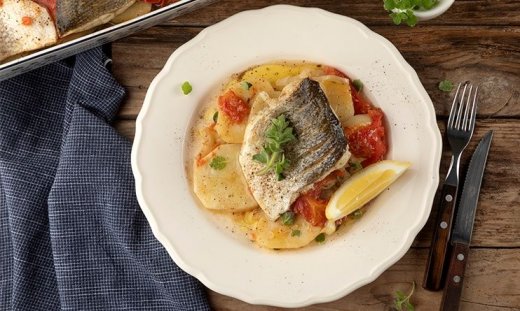 Λαβράκι πλακί από τον Άκη Πετρετζίκη