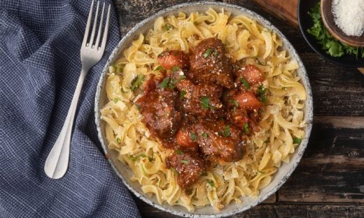 Μοσχάρι κοκκινιστό με χυλοπίτες από τον Άκη Πετρετζίκη