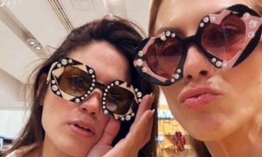 Ντ. Παπαδημητρίου: Βόλτα με τη Μαίρη Συνατσάκη και τη βαφτιστήρα της