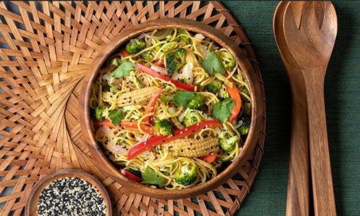 Σαλάτα με noodles και dressing σόγια-λάιμ από τον Άκη Πετρετζίκη