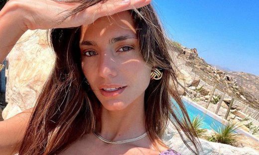 Η hot εμφάνιση της Ηλιάνας Παπαγεωργίου σε γάμο στη Σαντορίνη