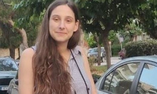 Η Φωτεινή Αθερίδου με τα πιο μακριά μαλλιά που είχε ποτέ ποζάρει σε έξοδο με τον νεογέννητο γιο της