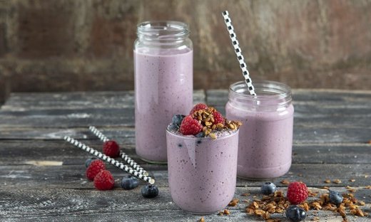 Smoothie με μούρα, χουρμάδες και σπόρους τσία από τον Άκη Πετρετζίκη