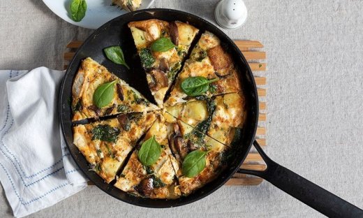 Φριτάτα με πατάτες, μανιτάρια και κατσικίσιο τυρί από τον Άκη Πετρετζίκη