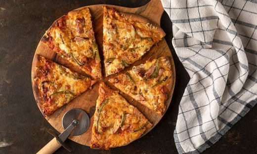 Πίτσα με λεπτή ζύμη από τον Άκη Πετρετζίκη