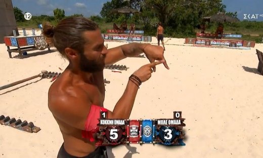 Survivor All Star: Ο Βασάλος αφιερώνει τη νίκη του σχηματίζοντας με τα δάχτυλά του το γράμμα «Α»!
