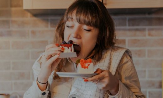 Τούρτα παγωτό με μπισκότα και σιρόπι καραμέλας