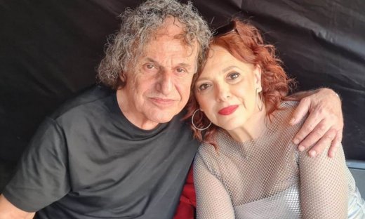 Ράντου: Το ασημί hot φόρεμα που επέλεξε στη συναυλία για τα 50 χρόνια του Βασίλη στη δισκογραφία