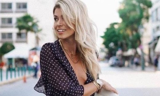 Βάσια Κωσταρά: Με maxi πουά φόρεμα ήταν η πιο καλοντυμένη καλεσμένη σε πολιτικό γάμο