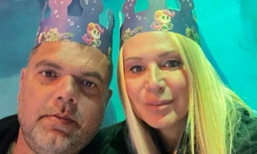 19 χρόνια γάμου για τον Δημήτρη Παπανικολάου: Τα πλάνα από το σπίτι, η 17χρονη κόρη και το TikTok