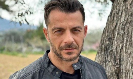 Το μυστήριο με τον Γιώργο  Αγγελόπουλο και το πρώτο φιλί με τη Δήμητρα που τρέλανε το Twitter