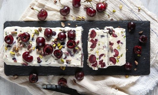 Semifreddo με κεράσια και φιστίκια Αιγίνης από τον Άκη Πετρετζίκη