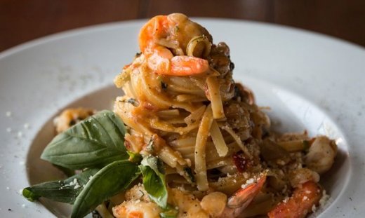 Γαριδομακαρονάδα από τον Άκη Πετρετζίκη