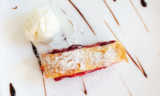Strudel βύσσινο με παγωτό βανίλια
