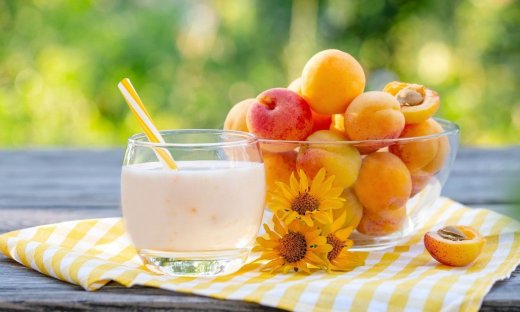 Καλοκαιρινό smoothie με βερίκοκα, κανέλα και βρόμη