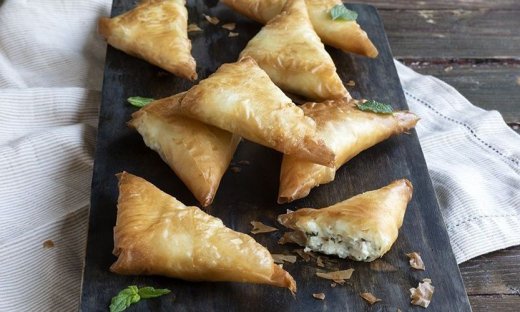 Τυροπιτάκια από τον Άκη Πετρετζίκη!