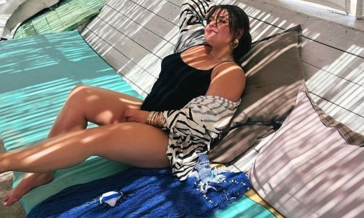 H Δανάη Μπάρκα ποζάρει με μαγιό και εμπνέει