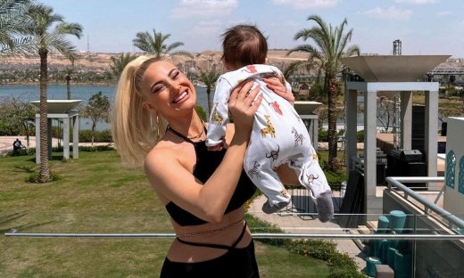 Ιωάννα Τούνη: Θηλάζει το μωρό της σε καφέ στο Μόντε Κάρλο και… αυτή είναι η «ζωή μιας μαμάς», γράφει