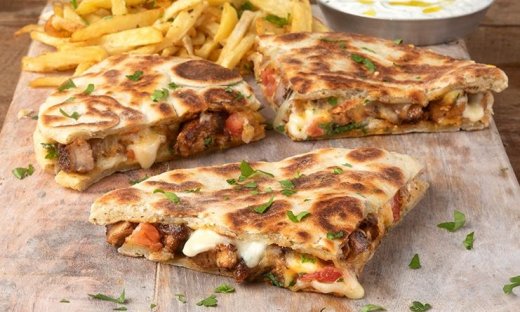 Σκεπαστή πίτα από τον Άκη Πετρετζίκη