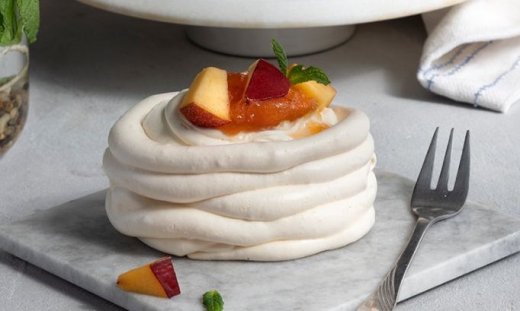 Πάβλοβες με γκανάς λευκής σοκολάτας και νεκταρίνια από τον Άκη Πετρετζίκη