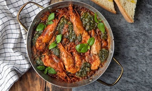 Γαρίδες σαγανάκι με πέστο βασιλικού από τον Άκη Πετρετζίκη