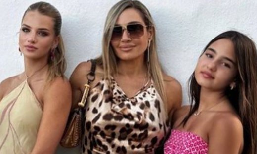 Η Ελένη Πετρουλάκη πήγε σε γάμο με τις καλλονές κόρες της και αυτές είναι οι λεπτομέρειες των looks