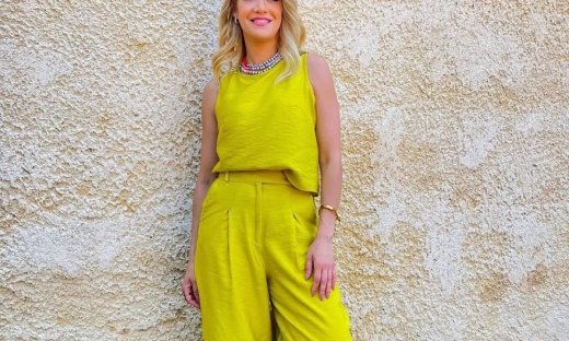 Η Τζένη Θεωνά με το απόλυτο look για πρωινές βαφτίσεις