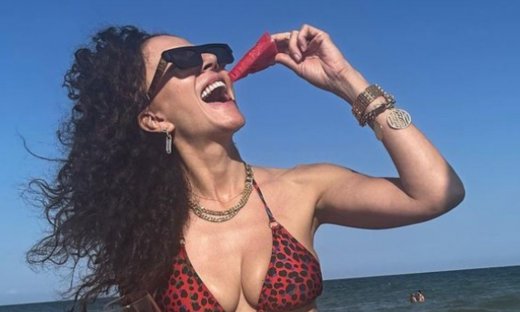 Η Σολωμού ποζάρει με μικροσκοπικό μπικίνι στα 48 της και οι followers σχολίασαν αυτό που όλοι είδαμε