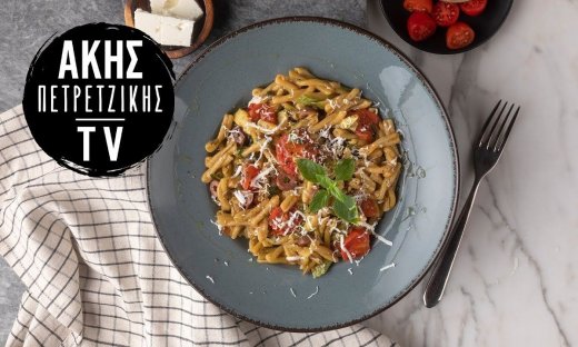 Ζυμαρικά με κολοκυθάκια, ντοματίνια και ελιές από τον Άκη Πετρετζίκη