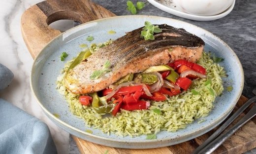 Σολομός στη λαδόκολλα από τον Άκη Πετρετζίκη