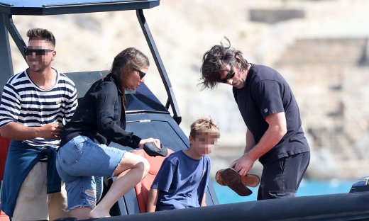 Christian Bale: Στη Μύκονο με την οικογένειά του ο star του Hollywood - Η βόλτα με σκάφος