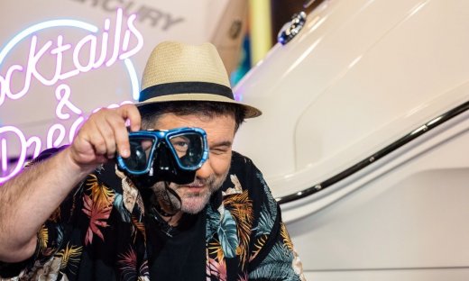 Γρηγόρης Αρναούτογλου: Παιχνιδιάρικος καλοκαιρινός αποχαιρετισμός με σκάφος στο πλατό!