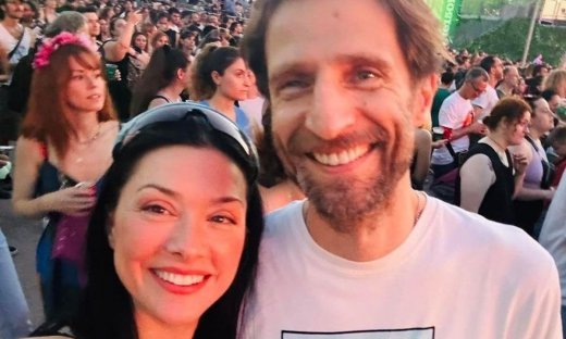 Μουμούρης-Γιαννακοπούλου: Το φιλί για τα 21 χρόνια και το slip dress της πολιτικού στη Βουλή